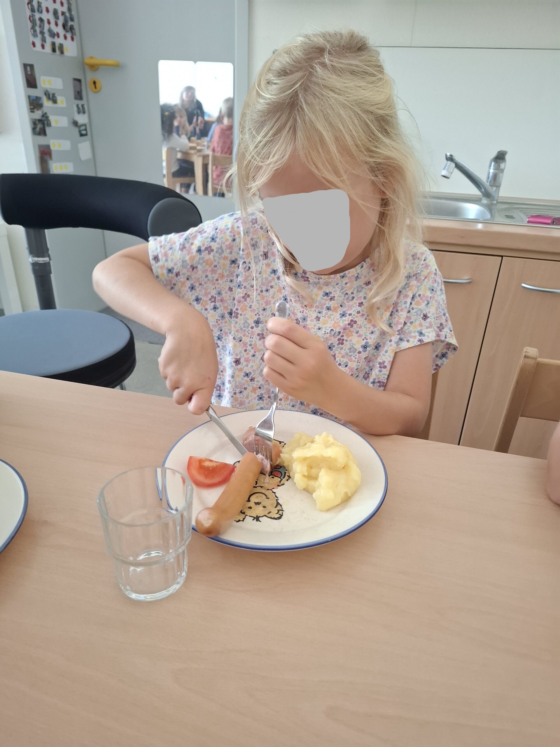 Kind beim Mittagessen