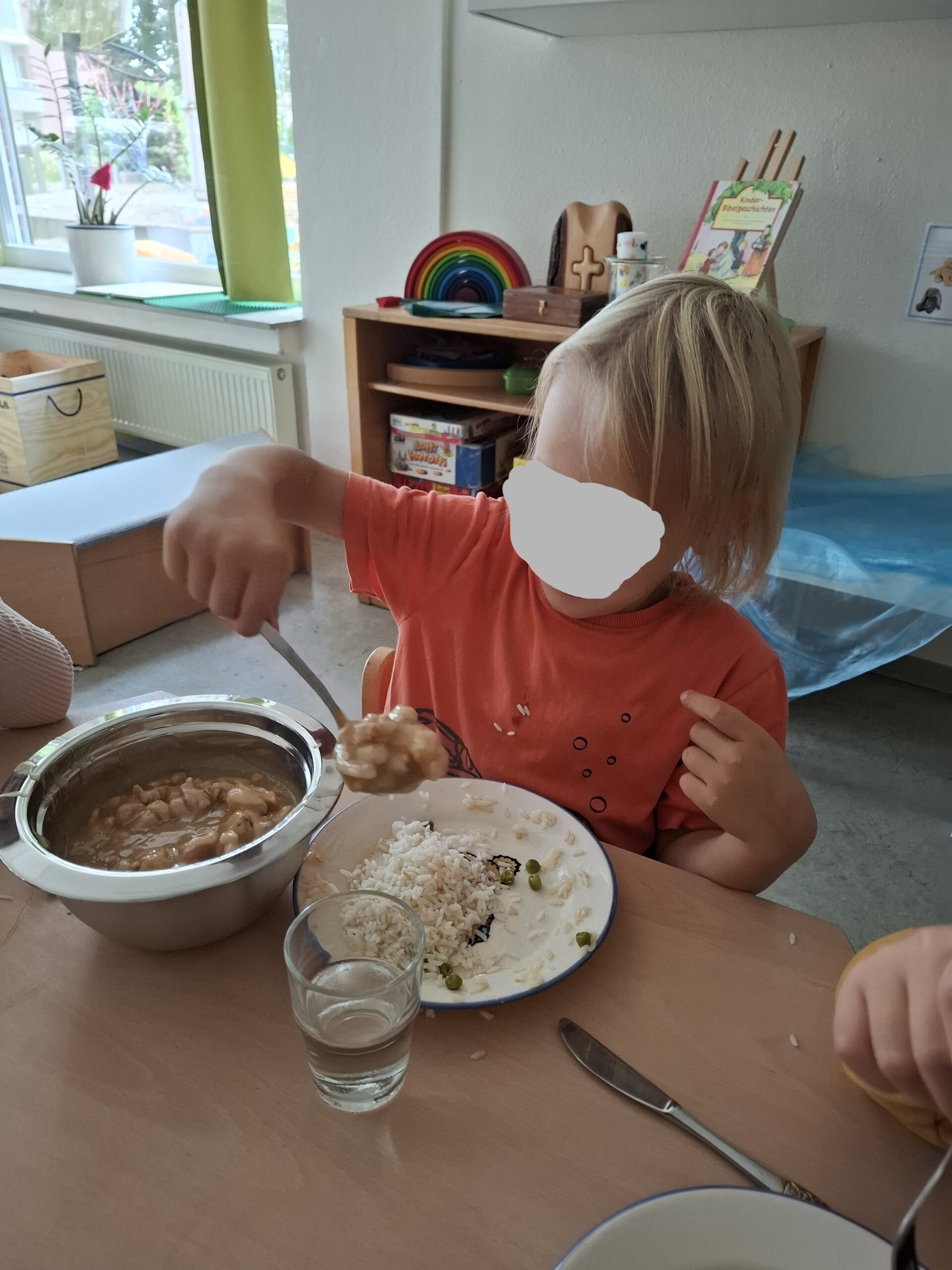 Kind füllt Essen auf