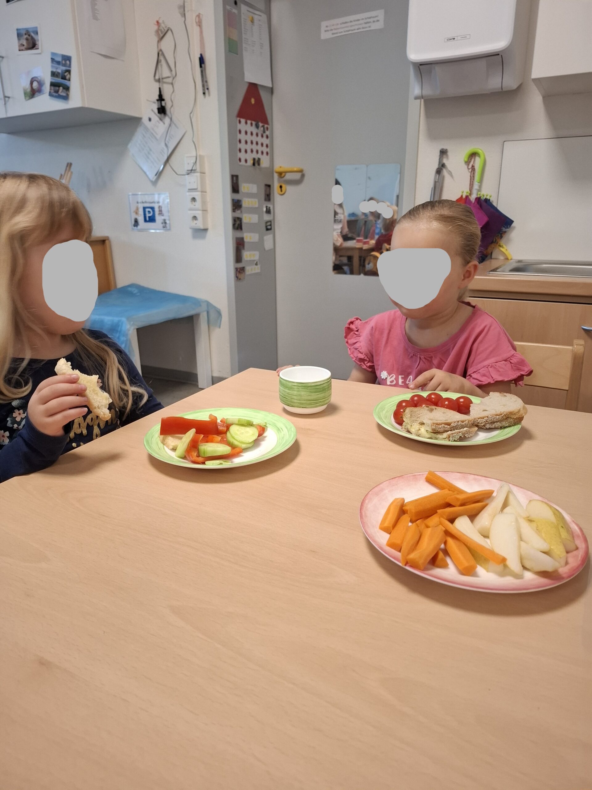 Kinder beim Frühstücken